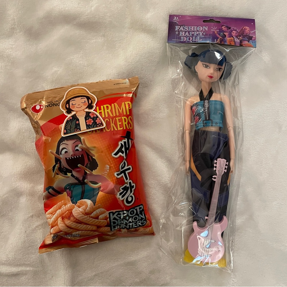 Bundle: K-pop Demon Hunter Zoey bundle - Fashion Happy Doll Pink Guitar sticker